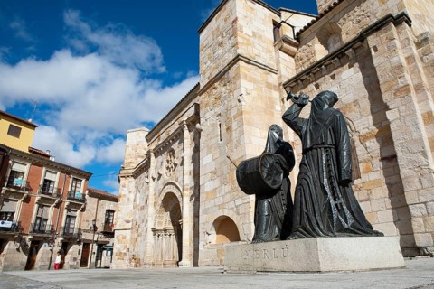 Bronze statue of Merlú in the Plaza Mayor, one of the most representative figures of Holy Week in