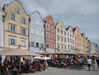 Late baroque row of houses, in front of it well-frequented cafés, Upper Town Square, Schärding,
