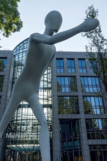 Walking Man, monumental sculpture by Jonathan Borofsky made of steel and plastic, pedestrian,