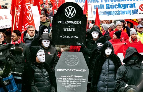 A symbolic VW coffin is carried by Volkswagen employees to the collective bargaining negotiations