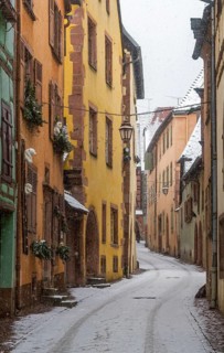 Alley in Riquewihr, winter, snowfall, Alsace, France, Europe