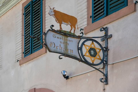 Nose sign with ox figure at the Gasthaus zum Ochsen, Hauptstraße 51, Riegel am Kaiserstuhl,