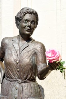 Europe, Germany, Northern Germany, Ohnsorgtheater, popular actress, life-size bronze statue of
