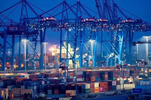 Container terminal Tollerort, container ships are loaded and unloaded, one of 4 container terminals