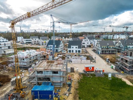 New-build neighbourhood, around 140 detached and semi-detached houses being built in the south of