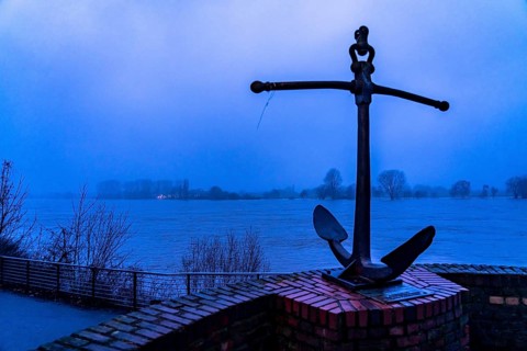 High water on the Rhine at Düsseldorf-Kaiserswerth, foggy weather, riverside paths and Rhine