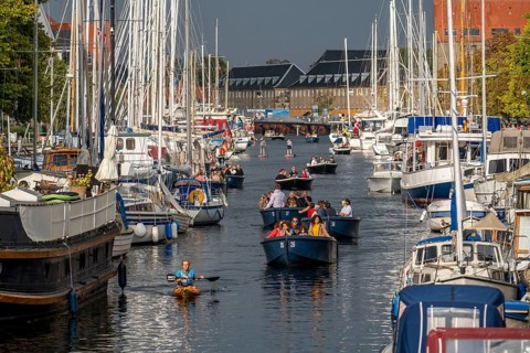 Christianshavns Kanal, round trip with electric hire boat, old district, at the same time very