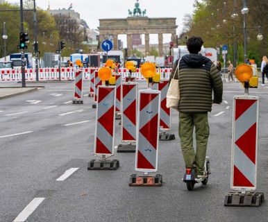 Nissen lights and warning banners, Unter den Linden, Brandenburg Tor, Berlin, Germany, Europe
