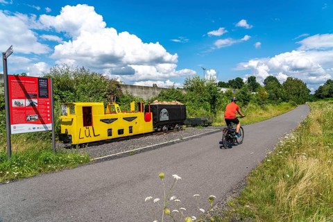 The König-Ludwig-Trasse in Recklinghausen, cycle and footpath on a former railway line between