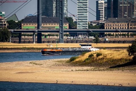Rhine at Düsseldorf, extremely low water, Rhine level at 47 cm, falling, barge in front of the