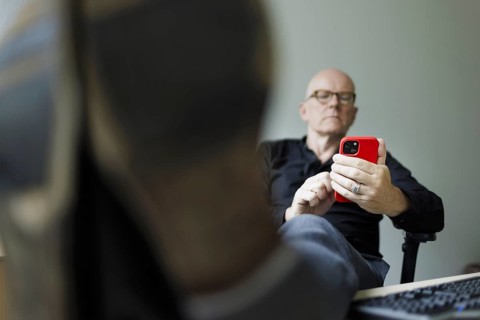 Topic: Man with smartphone in the office, Bonn, 04.07.2024
