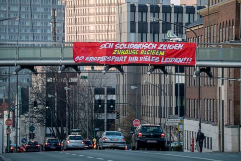 Large banner calls on people to stay at home, demands solidarity, Alfredstraße, B224, effects of