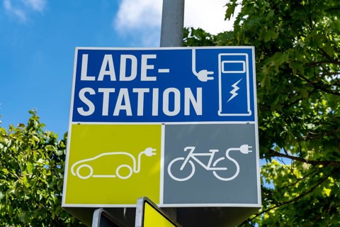 Charging station for e-cars and e-bikes in a car park, symbolic image