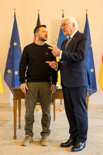Volodymyr Selensky (President of Ukraine) after his entry in the guest book with Frank-Walter