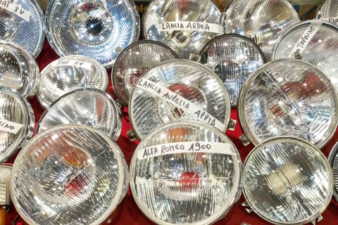 Headlights for Citro'n, Porsche and Fiat vintage cars offered by a spare parts dealer at Techno