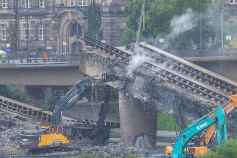 In the early hours of the morning, a section of the Carola Bridge collapsed for unknown reasons.