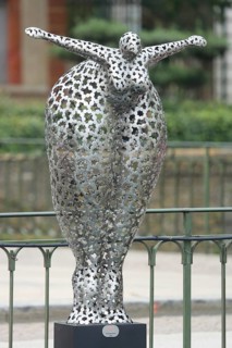 Sculpture Plongeon, head jump, by Laurent Maëro, Maero, metal grid, metal, grey, holes, bridge, La