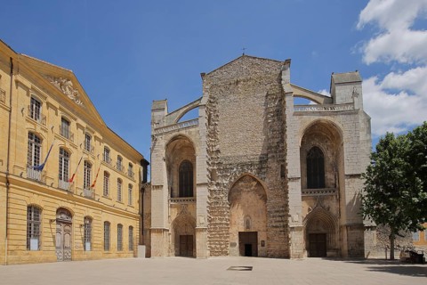 Hôtel de ville town hall and Gothic church Ste-Marie-Madeleine built in 1532, tourists, Sainte,