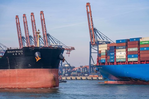 Harbour tugs bring the container freighter Cosco Shipping Leo to its berth at Hutchison Ports ECT