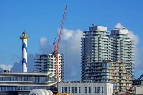 Lighthouse Lange Nelle and flat and apartments of the Oosteroever quarter along the harbour of