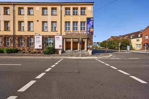 Stadttheater Landesbühne Niedersachsen Nord, pedestrian crossing with traffic lights, intersection