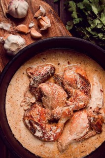 Shkmeruli, gebratenes Huhn, in Milch-Knoblauch-Sauce, georgische Küche, hausgemacht, Nahaufnahme,