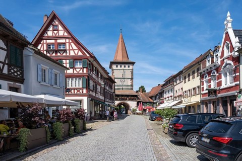Half-timbered buildings with the Obertorturm, Haigeracher Tor, historic town tower and landmark in