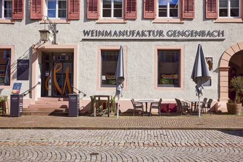 Winzerstüble Gengenbach with outdoor area and the lettering Weinmanufaktur Genegenbach on the
