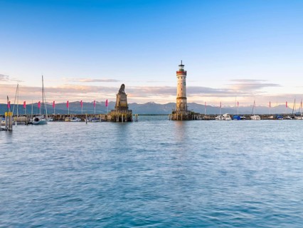 View of the new lighthouse and the Bavarian lion of Lindau, sunrise, Lindau on Lake Constance,