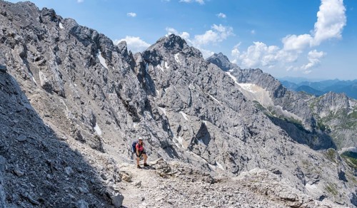 Mountaineer on the Jubiläumsgrat between Zugspitze and Alpspitze, high mountains, Wetterstein