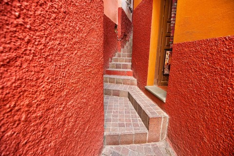 Guanajuato, famous Alley of the Kiss (Callejon del Beso)