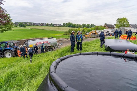 Forest fire-fighting exercise by the Essen fire brigade, the water supply was rehearsed over longer