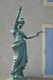 Sculpture of the allegory of the French Republic, created 1792, woman, bronze, pose, gesture, arms,