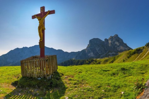 Mountain cross in front of the Aggenstein, 1986m, Tannheimer Berge, Allgäu Alps, Allgäu, Bavaria,