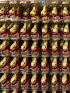 Display in shelf of wholesale of chocolate Easter bunnies Easter bunnies colour gold of red staniol