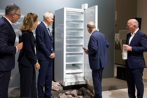 Olaf Scholz (Chancellor of the Federal Republic of Germany, SPD) looks into an empty Liebherr
