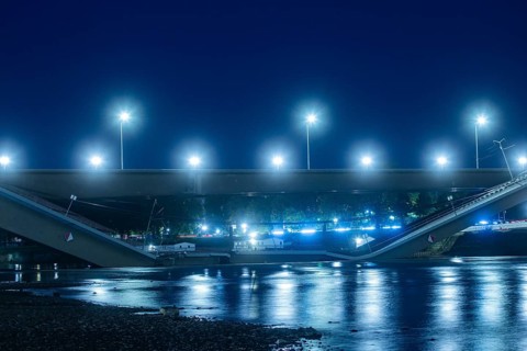 In the early hours of the morning, a section of the Carola Bridge collapsed for unknown reasons.