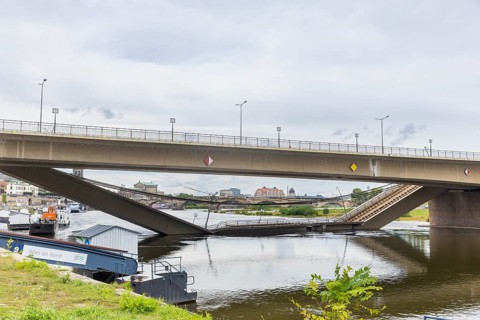 In the early hours of the morning, a section of the Carola Bridge collapsed for unknown reasons.