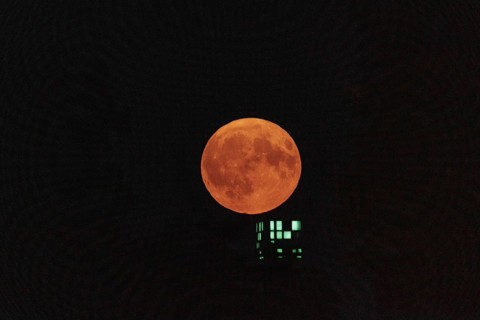 A super moon shines over the Atrium Tower in Berlin, 19/08/2024