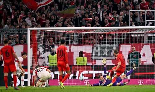 Goal kick Action Goal chance Harry Kane FC Bayern Munich FCB (09) against goalkeeper Alexander