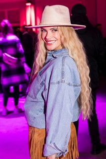 Anne West (Anne Heinz) on the red carpet in front of the Polyton 2024 award ceremony in Berlin's