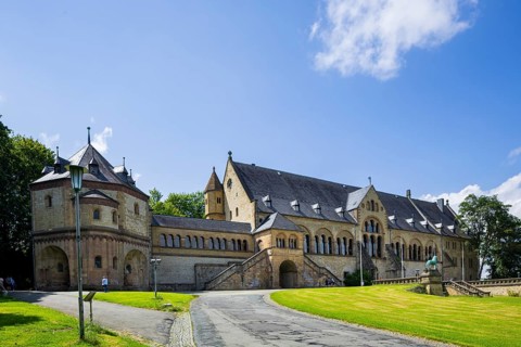 The imperial palace of Goslar covers an area of around 340 by 180 metres, situated at the foot of