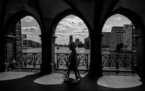 Black and white photograph, female tourists at the Oberbaum Bridge, Berlin, Germany, Europe