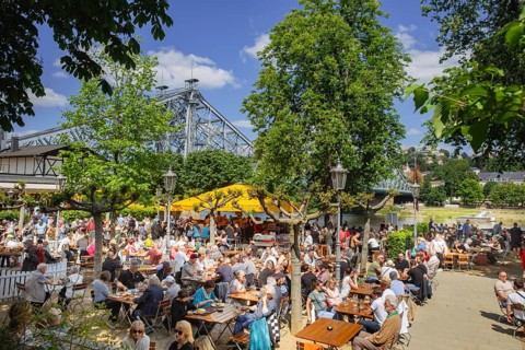 Groups of men on their way to the Men's Day on the Dresden Elbe cycle path, here the packed