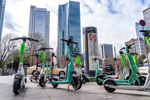E-scooters, e-scooters parked on the pavement at the corner of Taunusanlage and Taunustor,