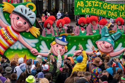 Rose Monday parade in Düsseldorf, themed floats of carnival societies and other participants in the