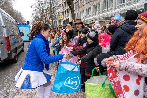 Rose Monday parade in Düsseldorf, spectators, especially children, collecting carnival sweets, at