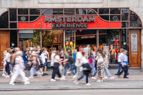 Souvenir shop on Damrak shopping street, many tourists, visitors, Amsterdam, Netherlands