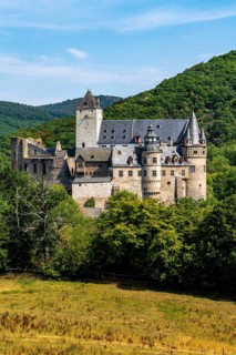 Bürresheim Castle, castle north-west of Mayen on a rocky spur in the Nettetal valley,