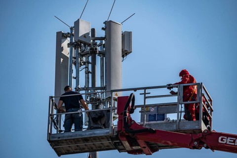 Assembly, installation of a 5G mobile radio transmitter, mast on a residential building, fast